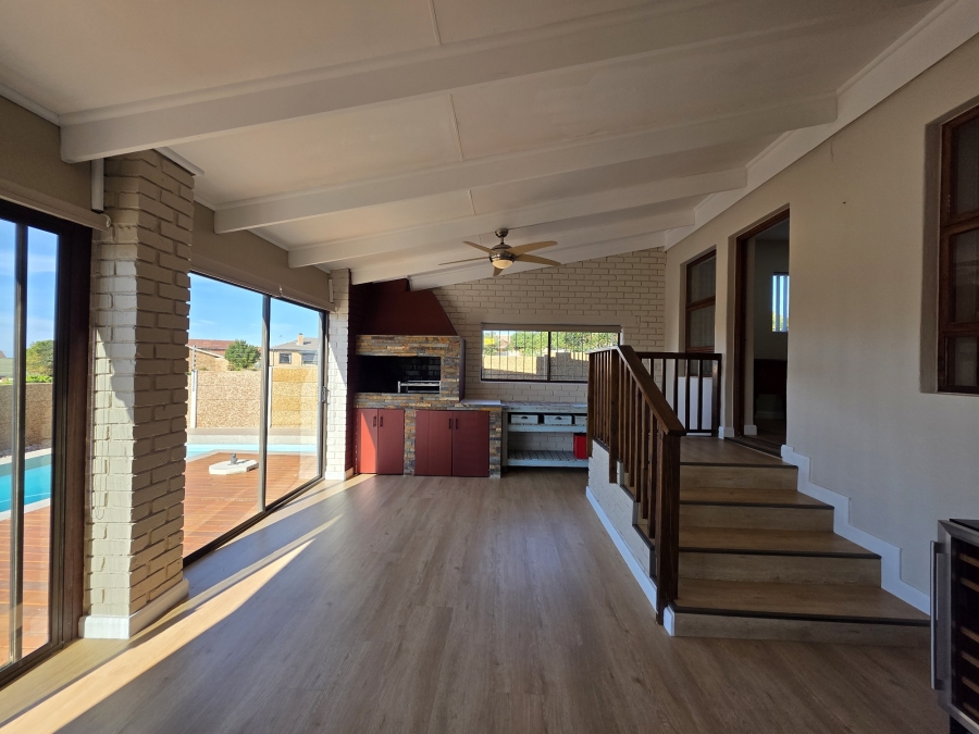 4 Bedroom Property for Sale in Wavecrest Eastern Cape